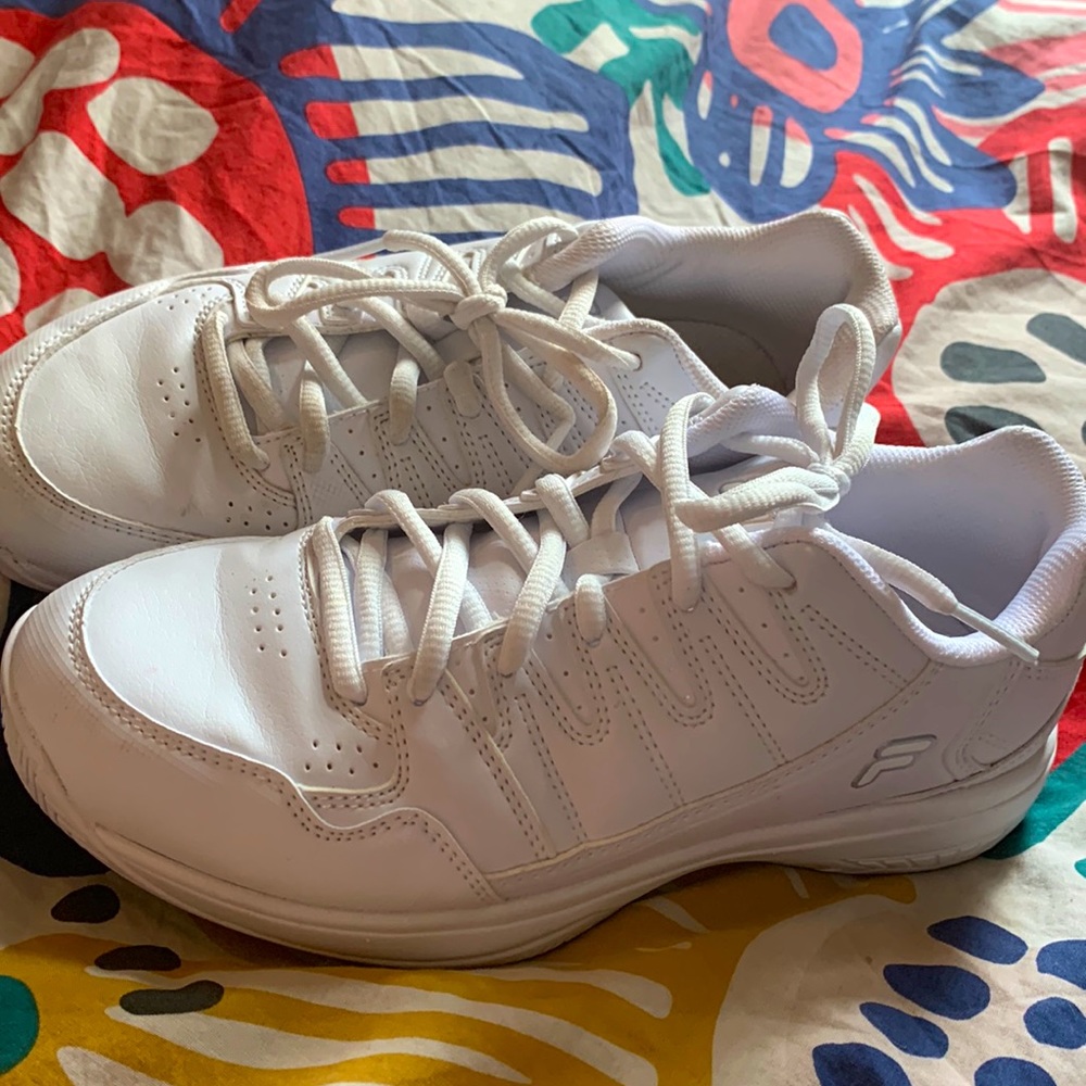 Tennis shoes
